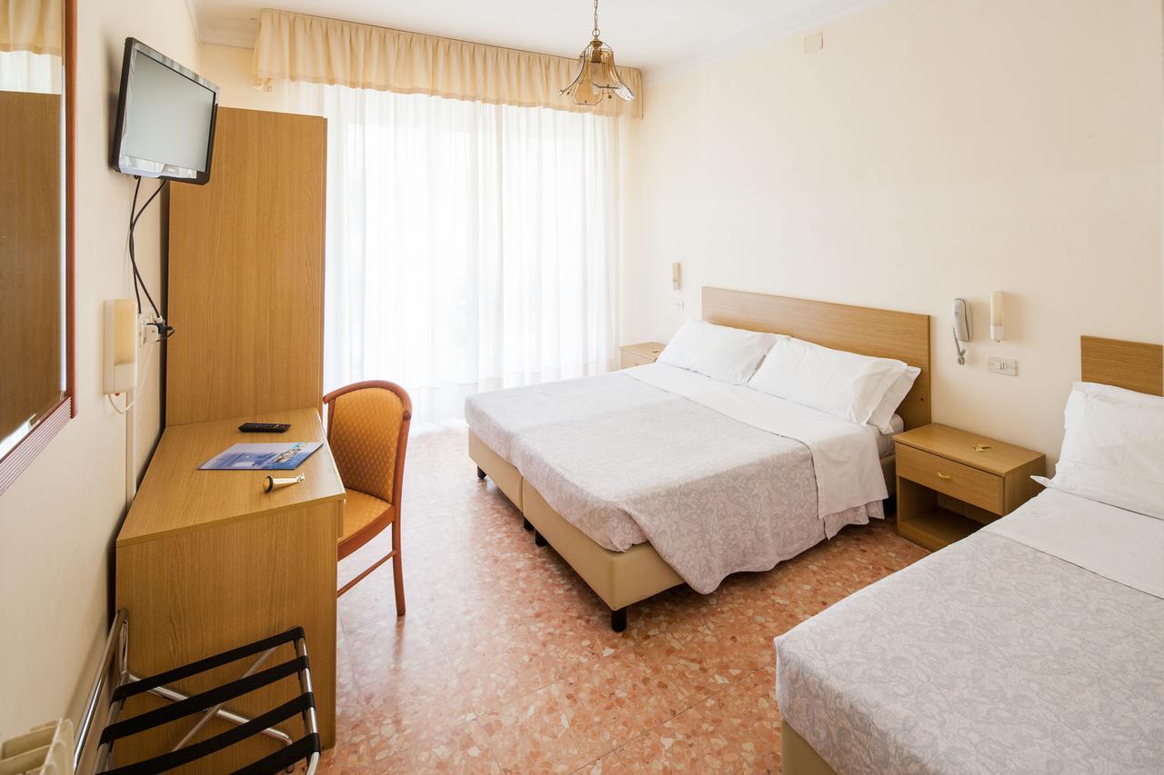 Hotel Curtis Centrale Алассіо Номер фото